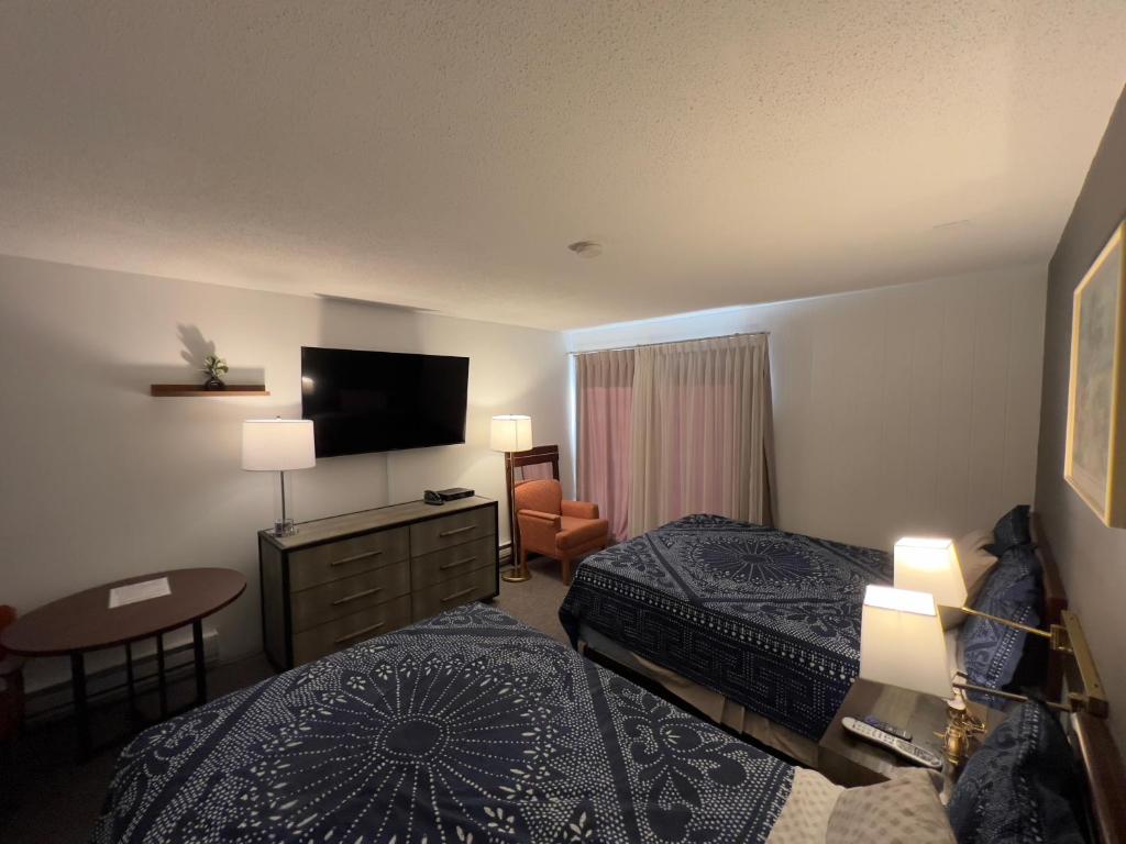 Monashee Motel - Tap to explore photos