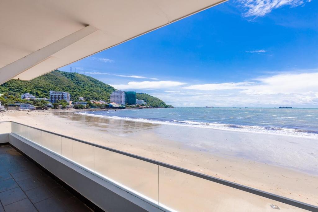 Palm Villa 23 (Beachfront Pool Villa Vung Tau with an Ocean view and Karaoke, Billards)