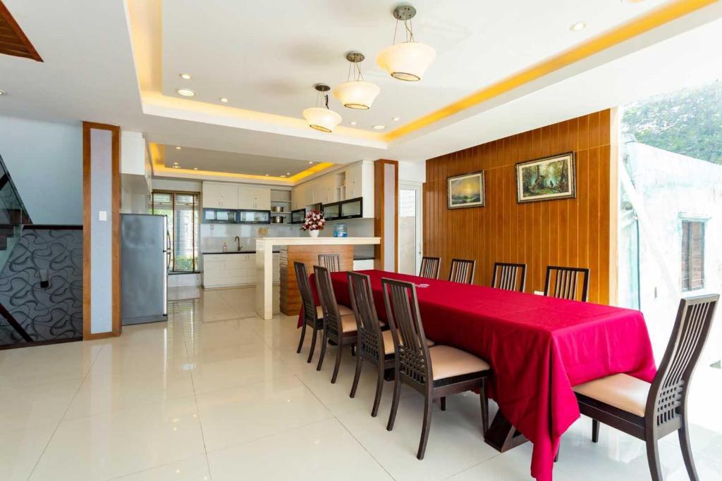 Palm Villa 23 (Beachfront Pool Villa Vung Tau with an Ocean view and Karaoke, Billards)