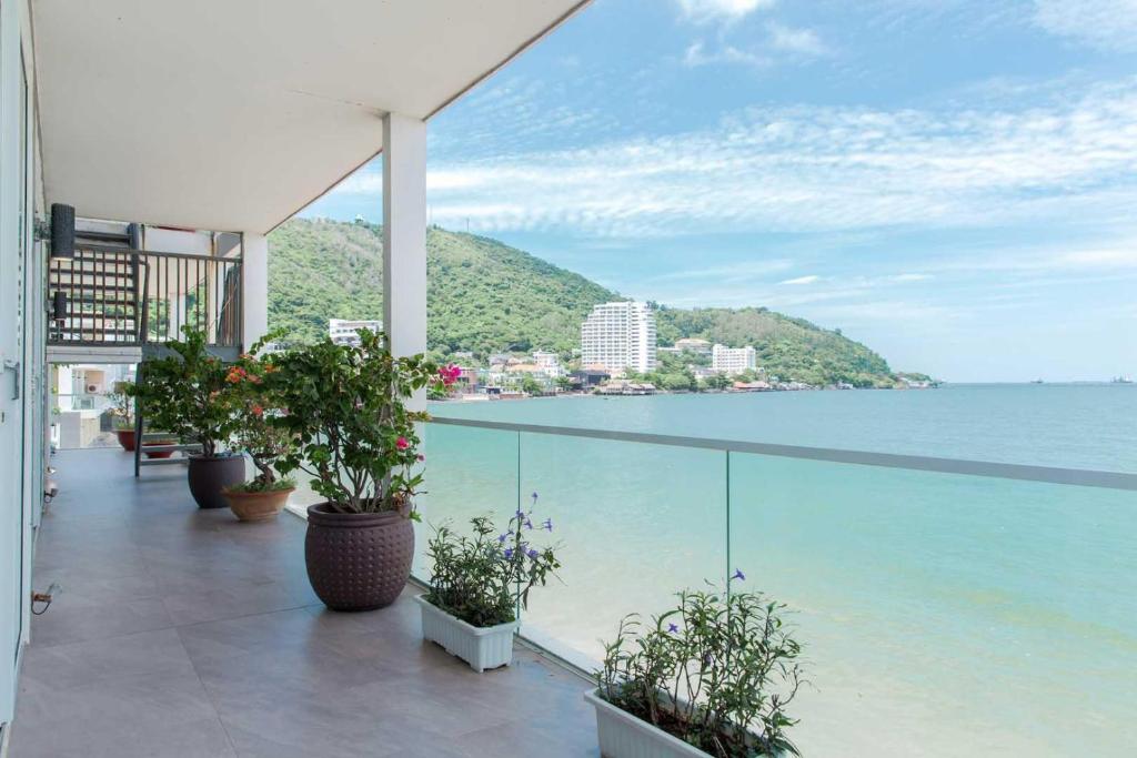 Palm Villa 23 (Beachfront Pool Villa Vung Tau with an Ocean view and Karaoke, Billards)