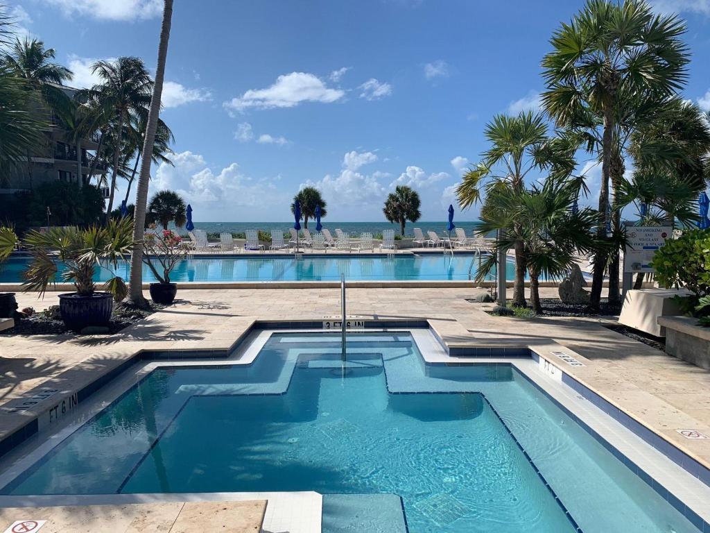 Beautifully Renovated Summer of 2020 Come and enjoy this lovely unit photo 3