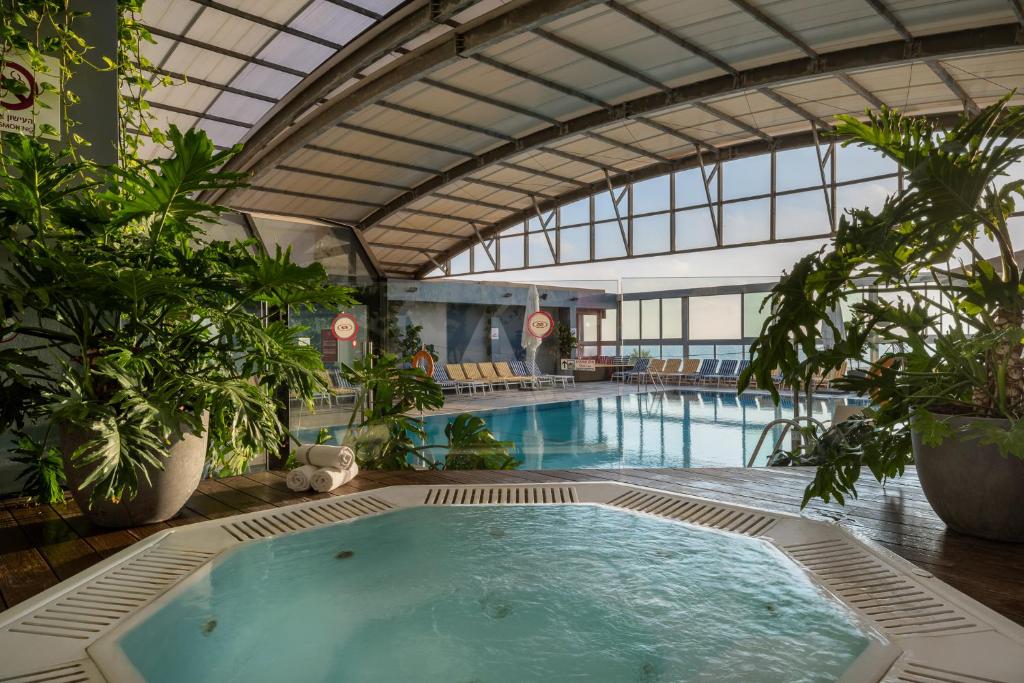 Crowne Plaza Tel Aviv Beach, an IHG Hotel photo 4