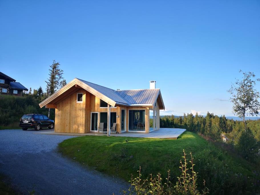 Stor og moderne hytte med panoramautsikt