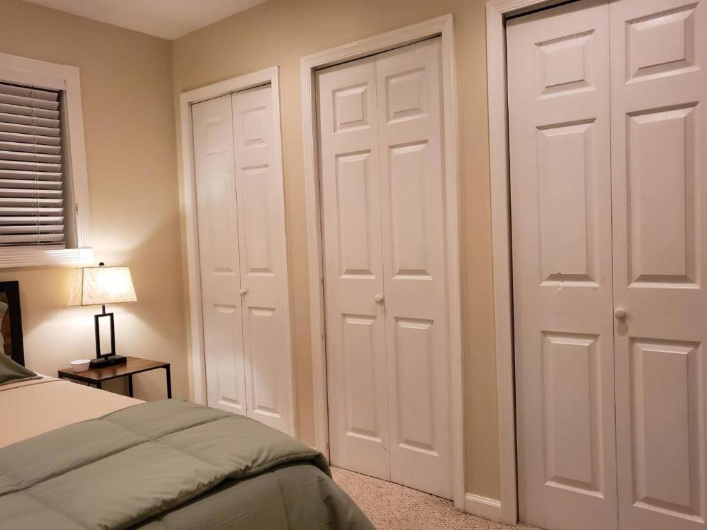Room in House - The -- Modern -- Gem photo 2