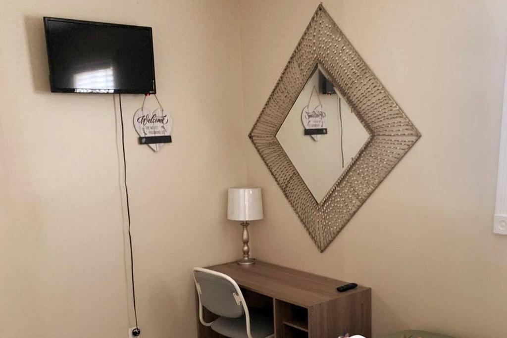 Room in House - The -- Modern -- Gem photo 4