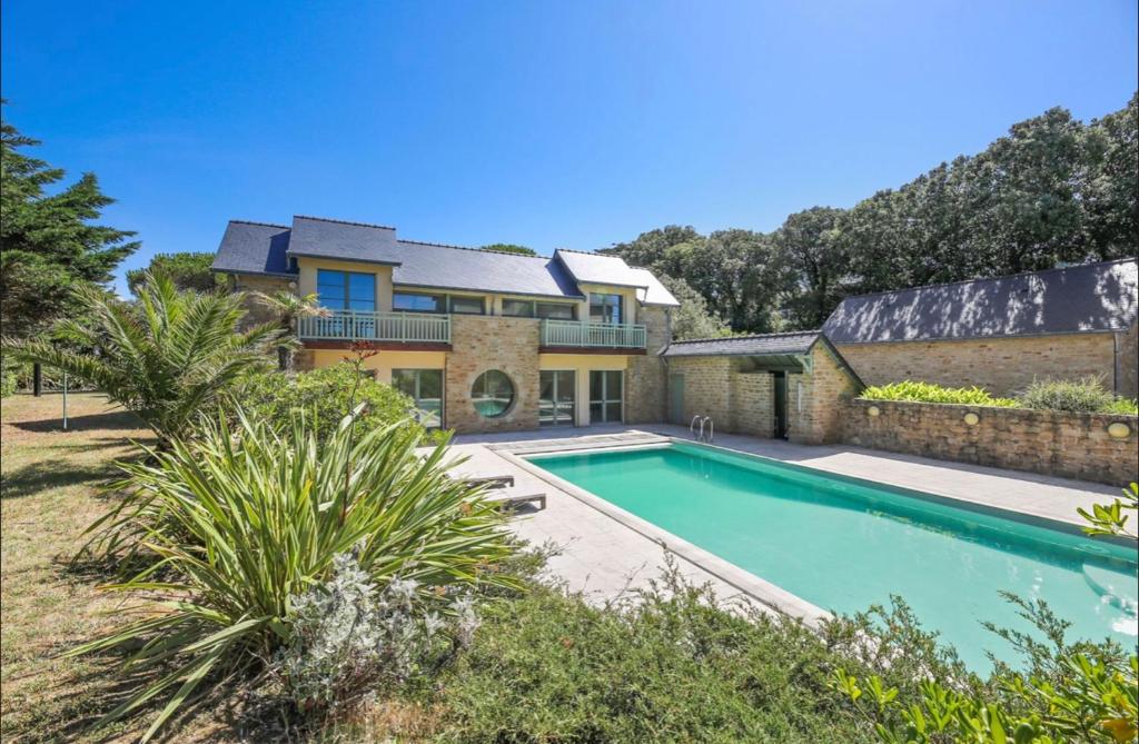 Villa en bord de mer 6 personnes, à côte du Château des Tourelles, piscine d'eau de mer
