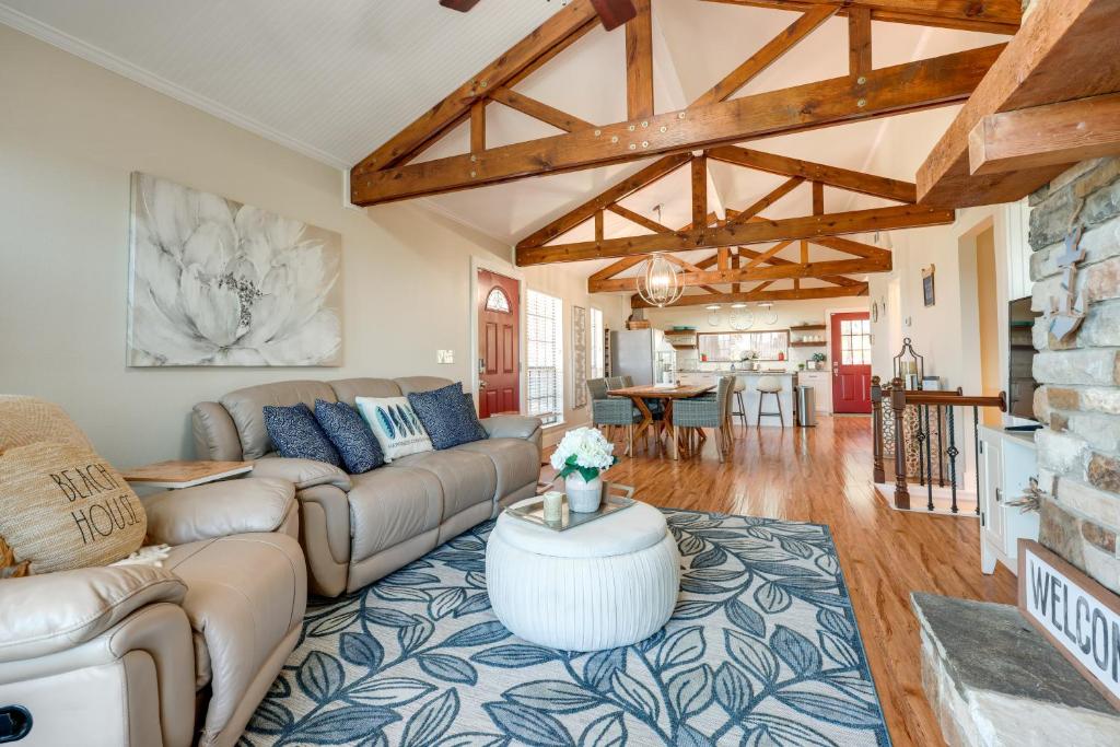 Canyon Lake Rental with Private Balcony and Lake Views photo 4