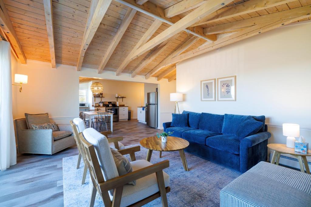 Top Floor Condo w/ Ocean Views [Admirals Quarters] image