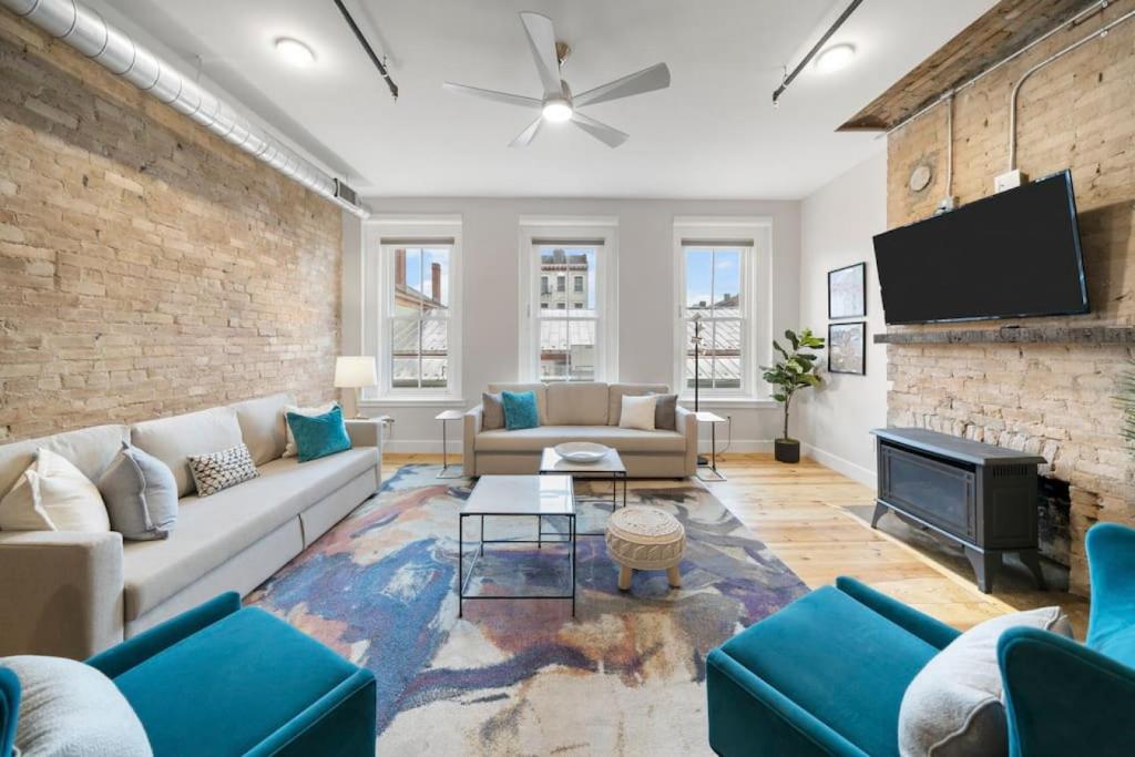Huge Retrea w Rooftop Deck Stay At Farmers Market