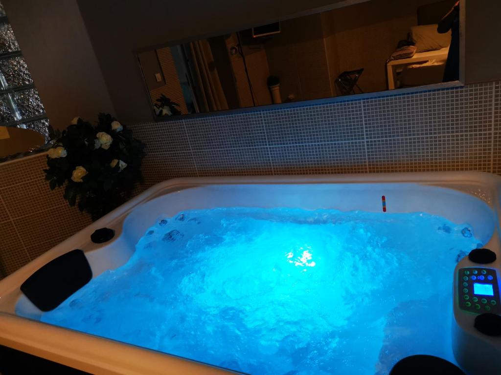 Suite Jacuzzi au calme photo 1