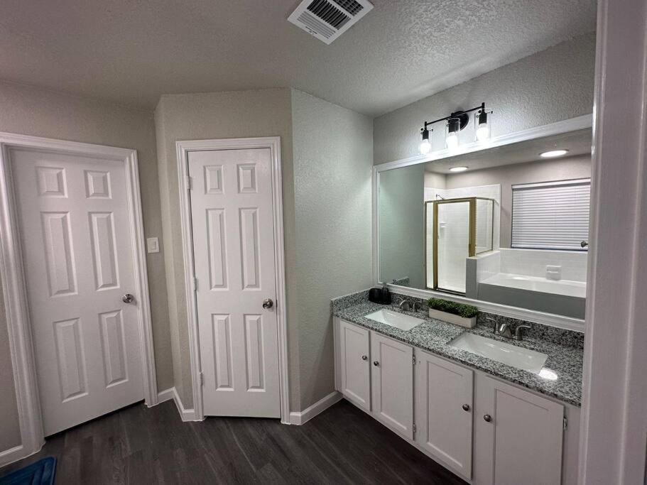 Entire Home in Lewisville hosted by Mesonn photo 2