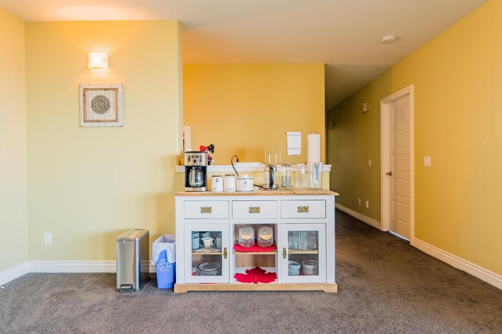 Cozy one bedroom with private bathroom in Kelowna photo 3