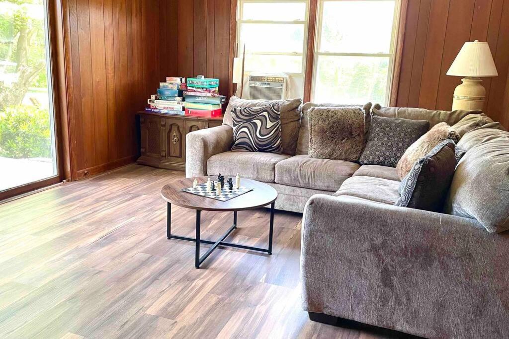 Mountain View Getaway - Stunning Views and Privacy - Tap to explore photos