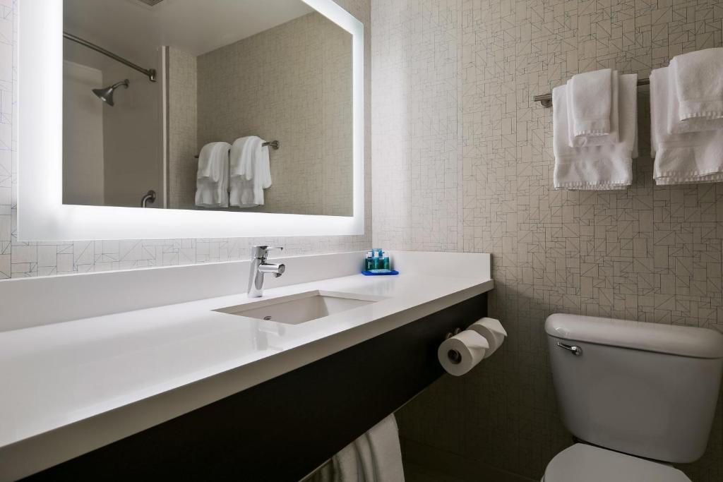Holiday Inn Express Hotels & Suites Burlington, an IHG Hotel photo 1
