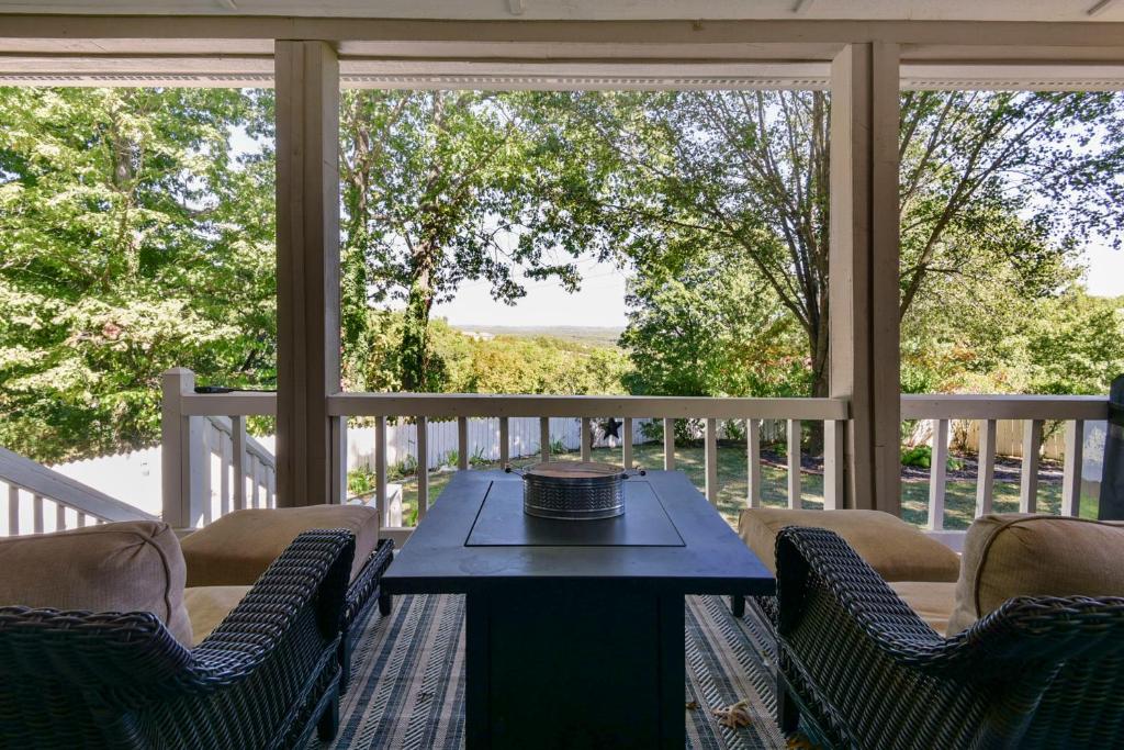 Large, private home mins to Silver Dollar City! photo 3
