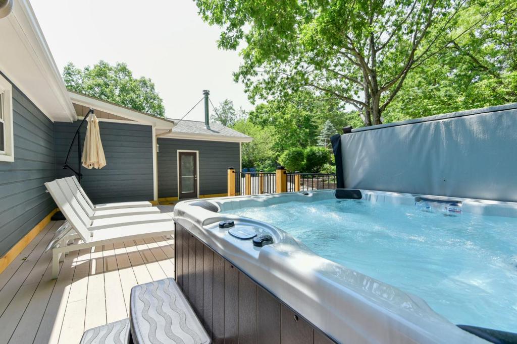 Large, private home mins to Silver Dollar City! photo 1