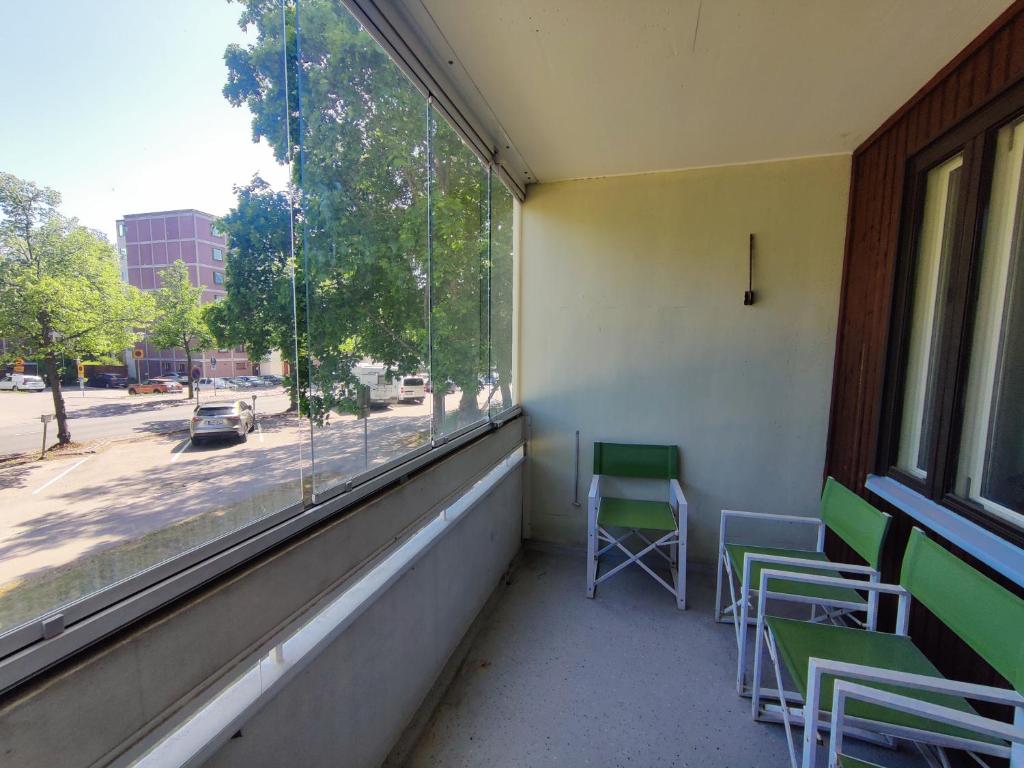 Cozy budget room w/ balcony in shared apartment photo 4