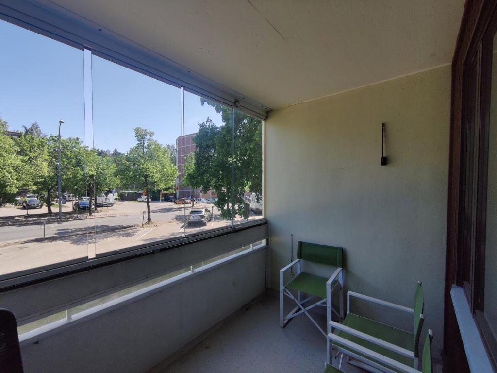 Cozy budget room w/ balcony in shared apartment photo 3
