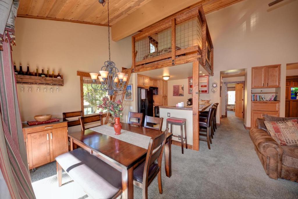 389 - Romantic Snowcreek Retreat Near Creek photo 2
