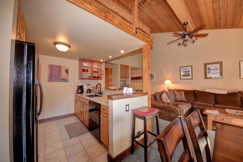 389 - Romantic Snowcreek Retreat Near Creek photo 3