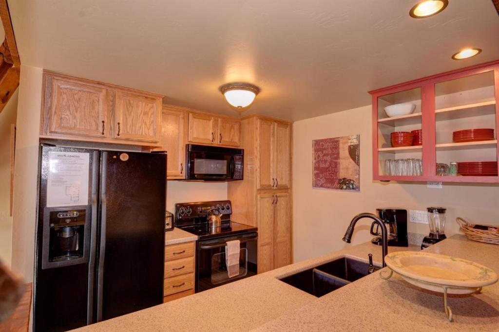 389 - Romantic Snowcreek Retreat Near Creek photo 4
