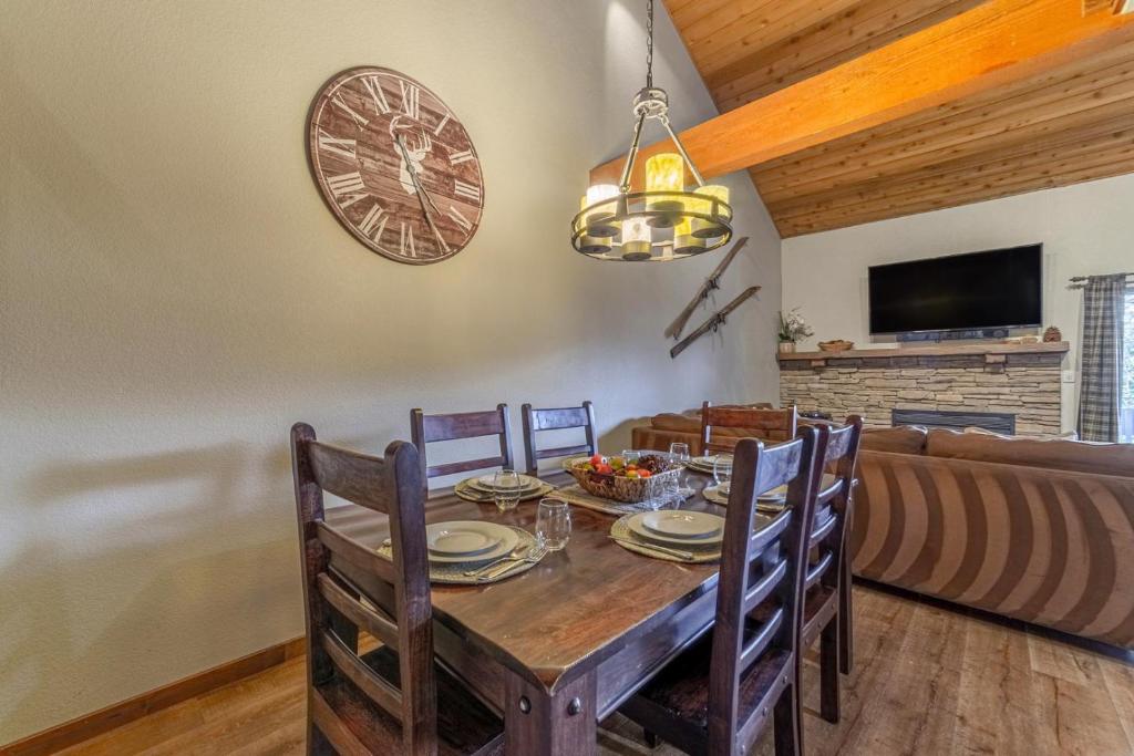 352 - Snowcreek Pet-Friendly Condo Golf Course Access photo 4