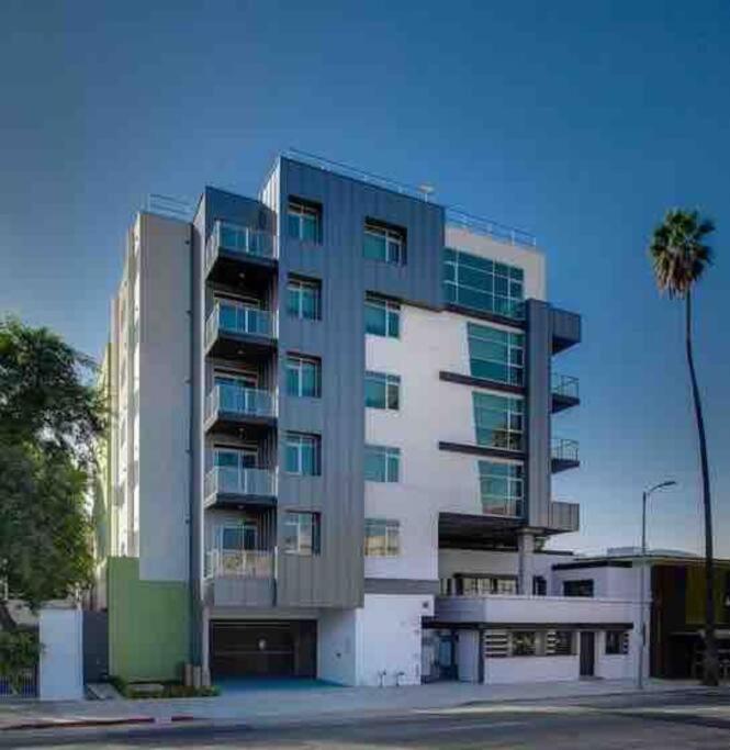 New Designer Corner Penthouse 2 Bedroom w/ 3 Beds photo 3