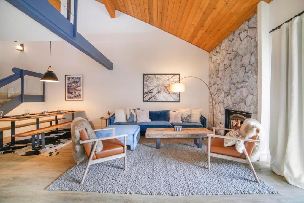 570 Modern Mountain Retreat in an Idyllic Creekside Location Newly Renovated and Pet Friendly