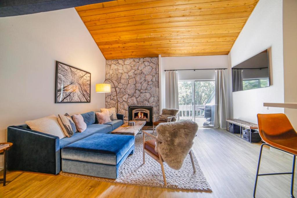 570 Modern Mountain Retreat in an Idyllic Creekside Location Newly Renovated and Pet Friendly photo 1