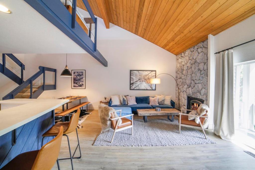 570 Modern Mountain Retreat in an Idyllic Creekside Location Newly Renovated and Pet Friendly photo 2