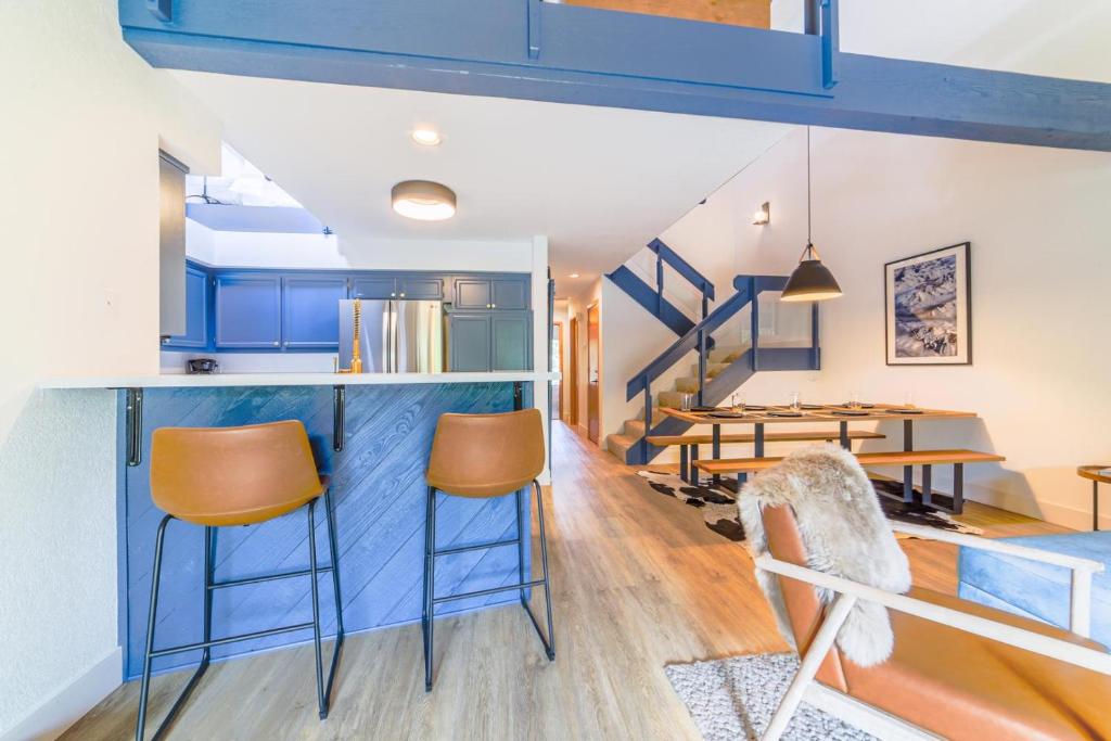 570 Modern Mountain Retreat in an Idyllic Creekside Location Newly Renovated and Pet Friendly photo 3