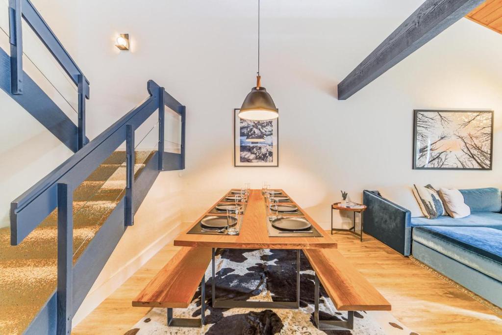 570 Modern Mountain Retreat in an Idyllic Creekside Location Newly Renovated and Pet Friendly photo 4