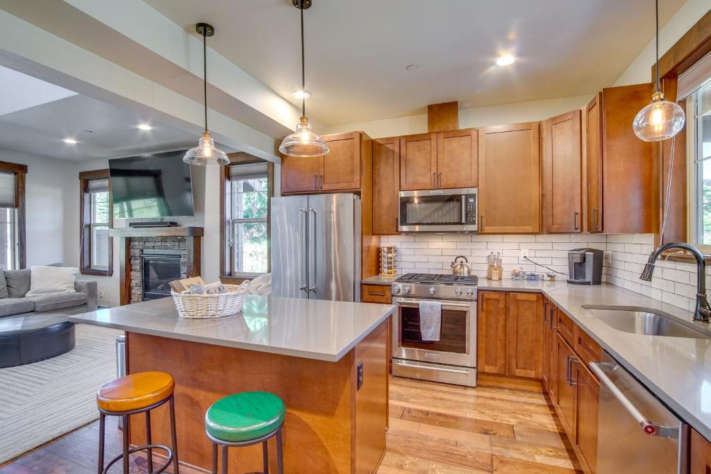 Suncadia Resort Townhome with Grill and Fireplace photo 2
