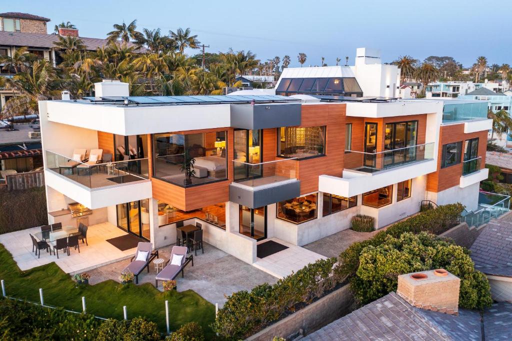 Unbeatable Location - Steps to Moonlight Beach, Ocean Views photo 1