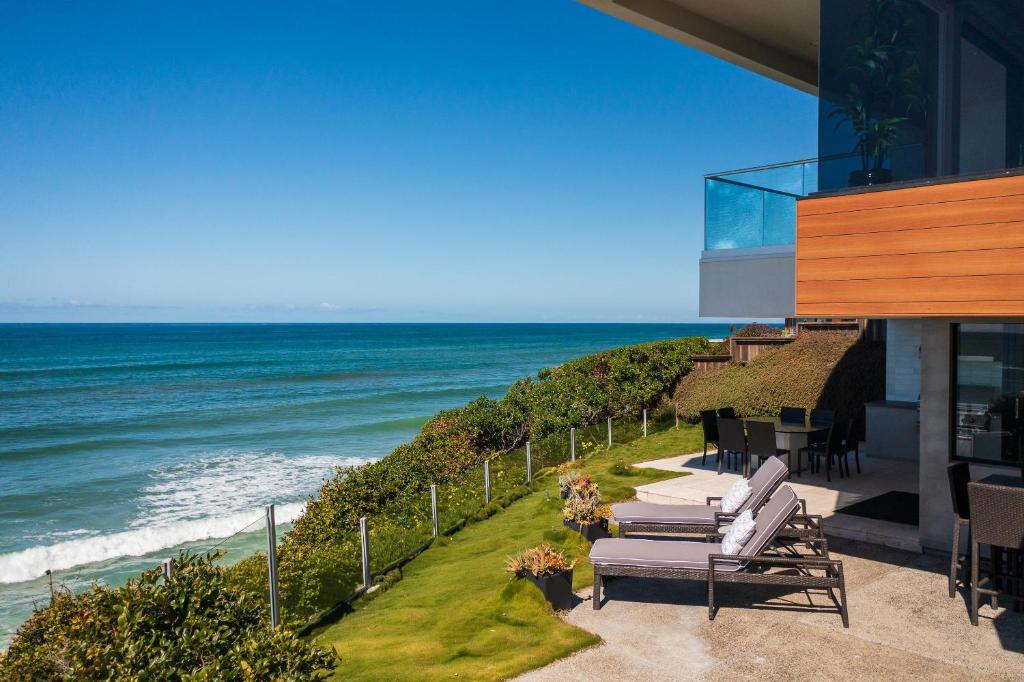 Unbeatable Location - Steps to Moonlight Beach, Ocean Views photo 2