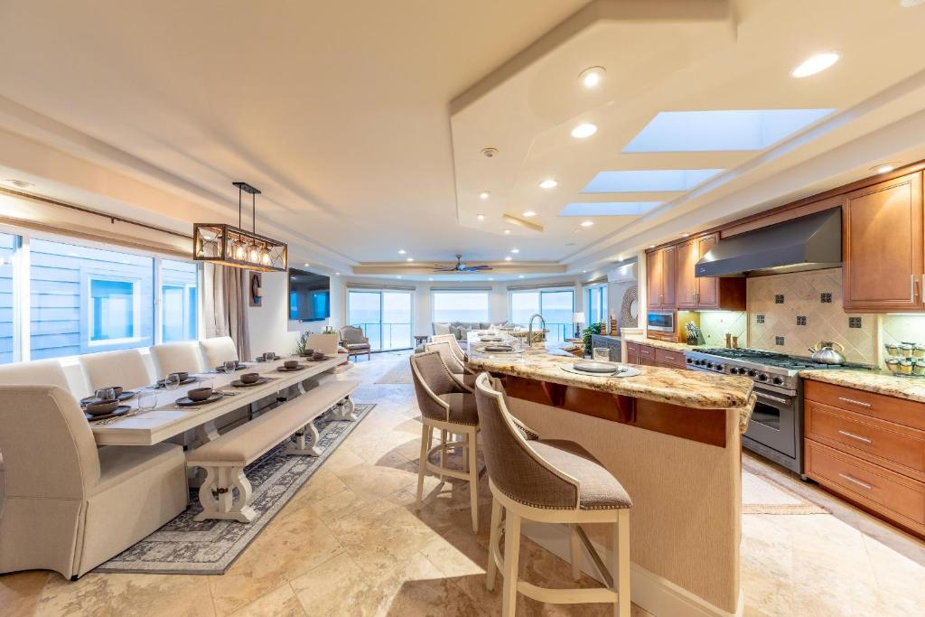 Stunning Oceanfront Home - Incredible Views photo 3