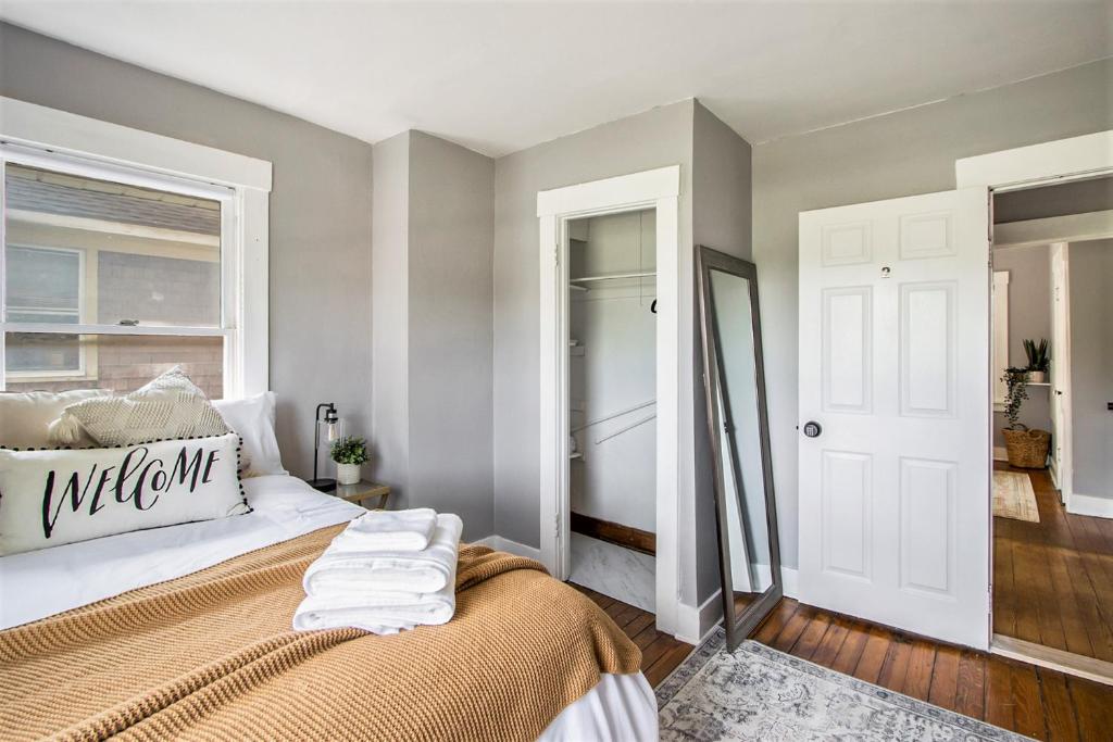 Private Rooms Near WMU/K College, Blackout curtains, Close to Downtown! photo 4