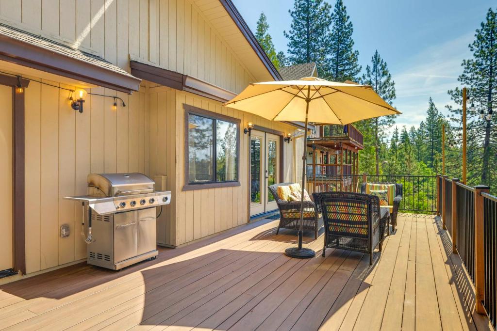 Peaceful Starry Pines Cabin with Deck and Views! photo 1