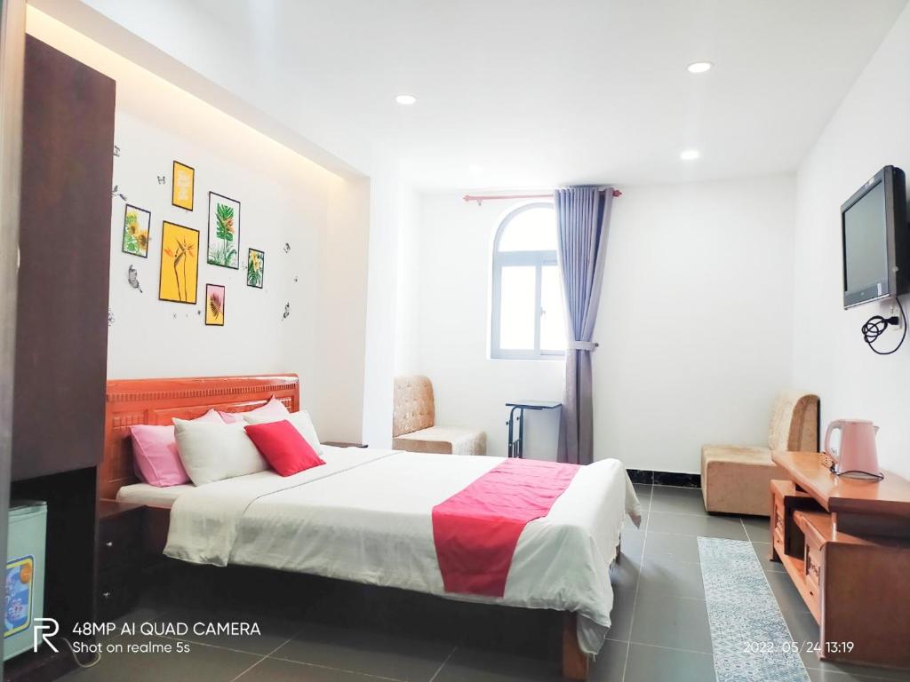 RedDoorz Plus near Hoang Van Thu Park 2