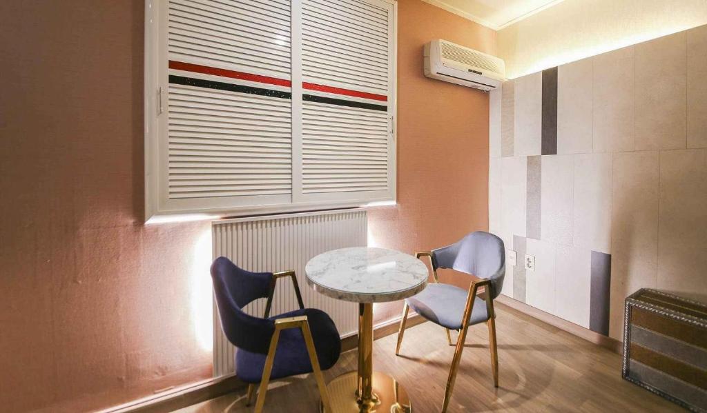 Ambassador Hotel photo 2