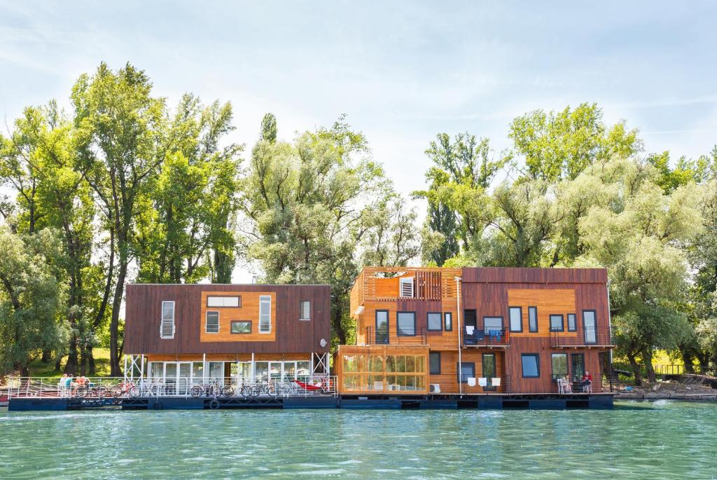 ArkaBarka Floating Hostel photo 2