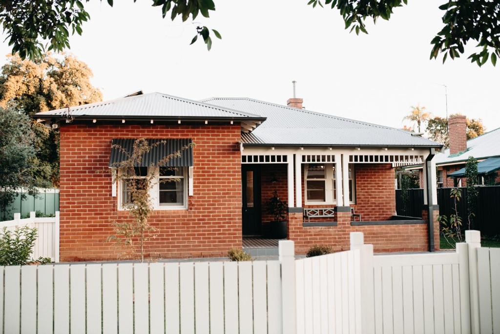 The Settler - Boutique cottage photo 1
