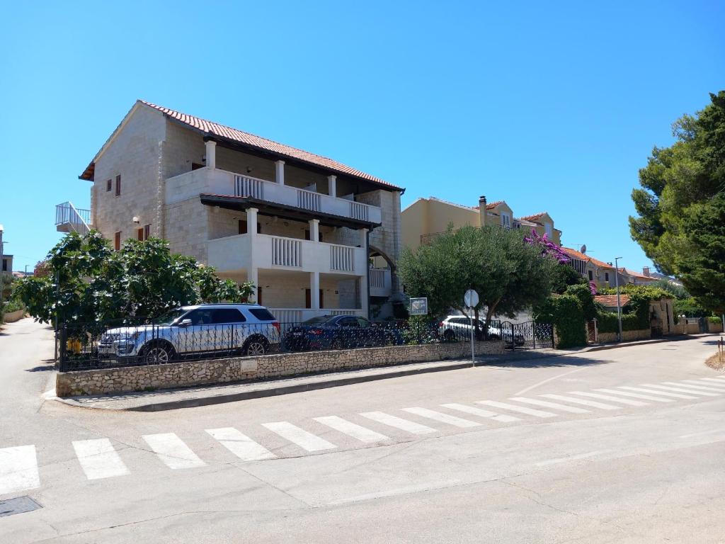 Apartments with a parking space Supetar, Brac - 21110