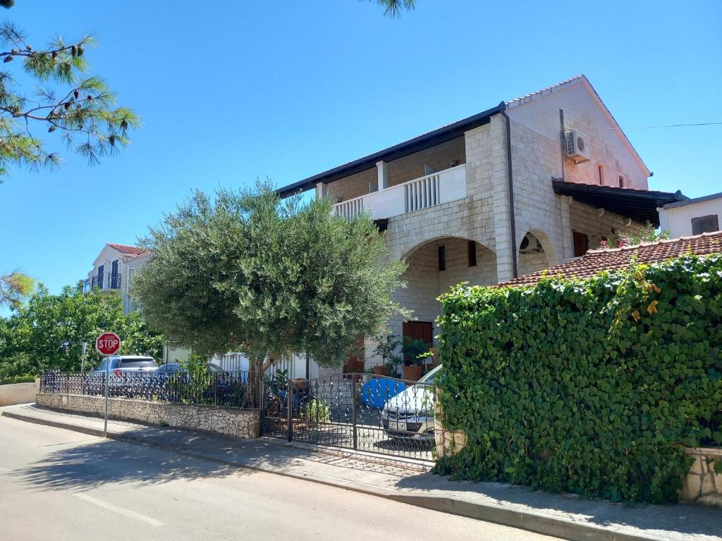 Apartments with a parking space Supetar, Brac - 21110 photo 1