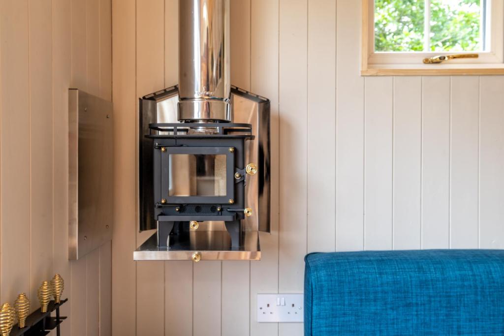 Enchanting Tiny House with wood burner and hot tub in Cairngorms photo 2