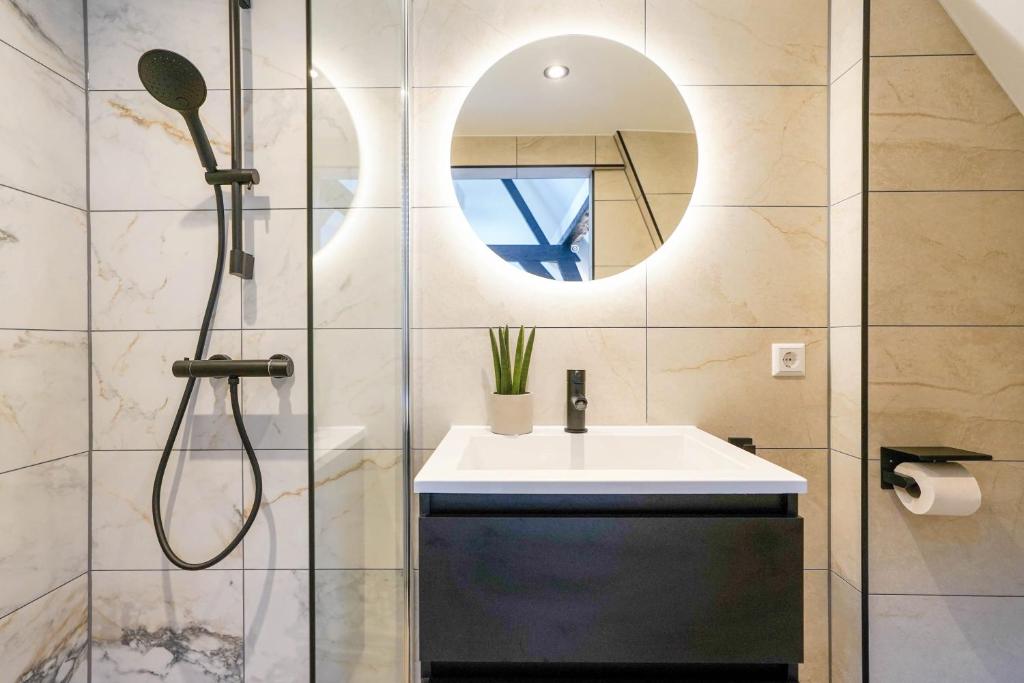 Romantic 35m2 City Center Suite photo 2