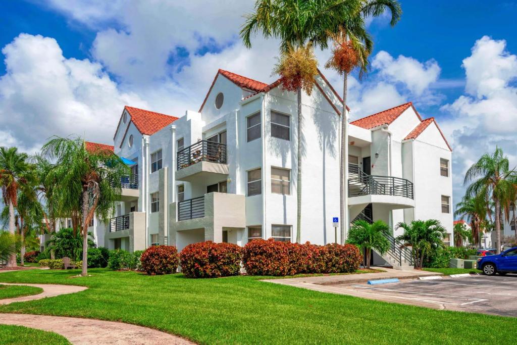 Comfy Apartments at Sheridan Ocean Club in Florida photo 4
