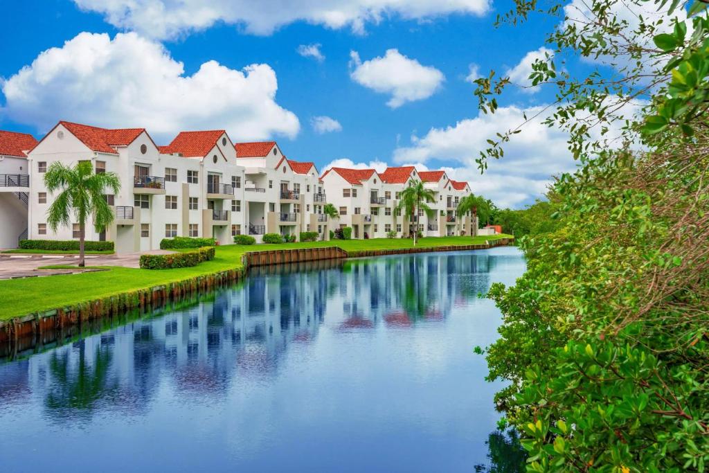 Comfy Apartments at Sheridan Ocean Club in Florida photo 1