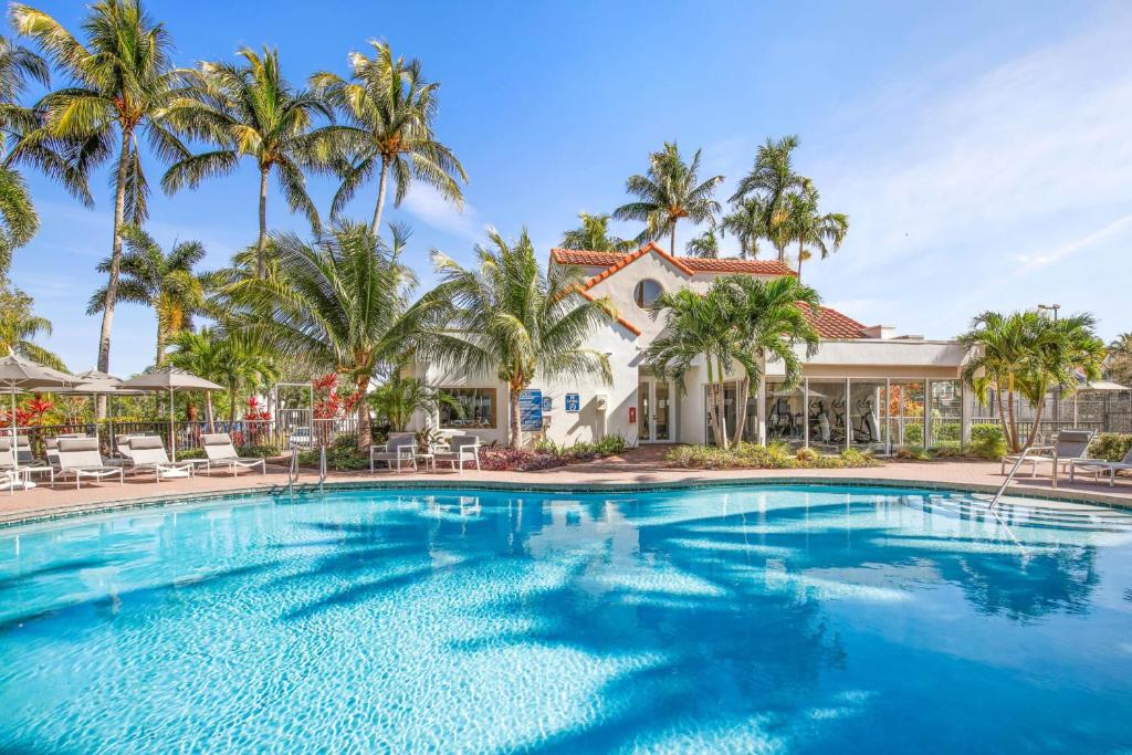 Comfy Apartments at Sheridan Ocean Club in Florida