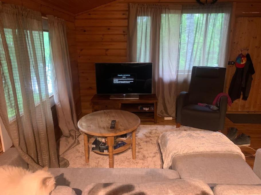 Rauhallinen mökki luonnon keskellä. photo 4
